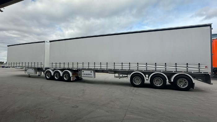 2025 Krueger 34P Straight Curtain Sider B Double White