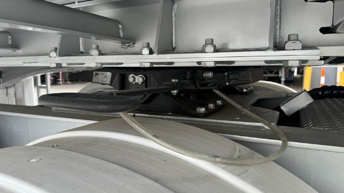 2025 Krueger 34P Straight Curtain Sider B Double White