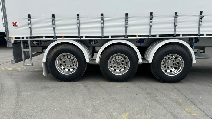 2025 Krueger 34P Straight Curtain Sider B Double White