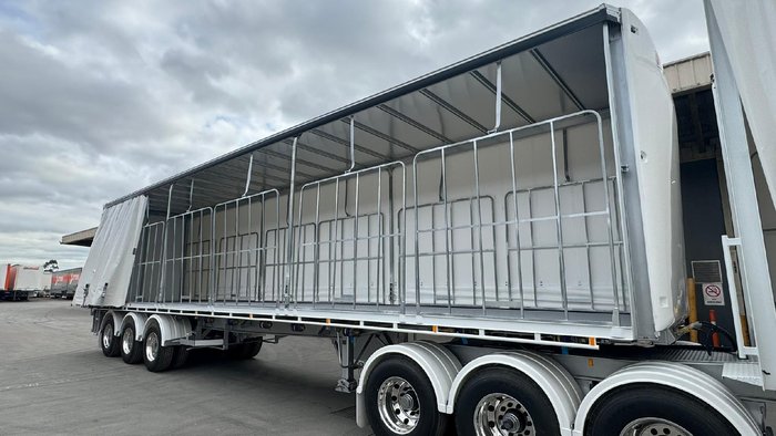 2025 Krueger 34P Straight Curtain Sider B Double White