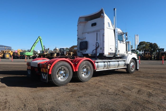 2018 Western Star 4800 Series 4800 FXB WHITE