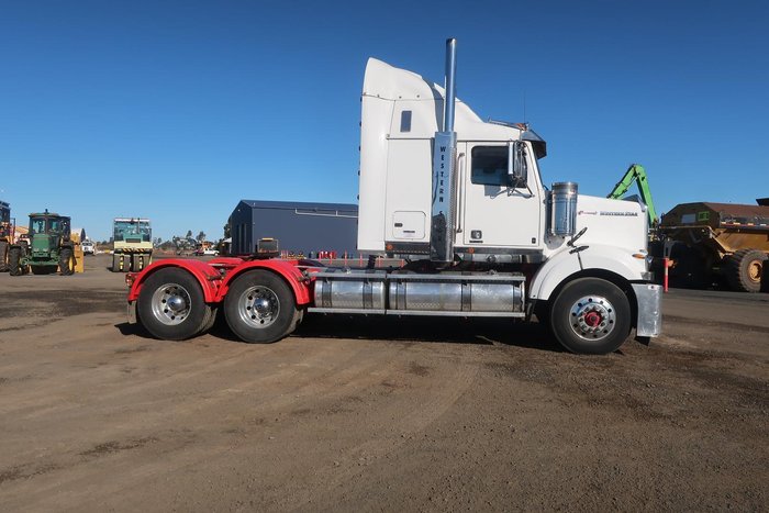 2018 Western Star 4800 Series 4800 FXB WHITE