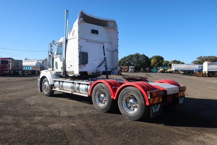 2018 Western Star 4800 Series 4800 FXB WHITE