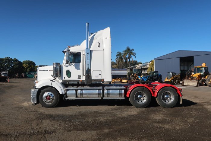 2018 Western Star 4800 Series 4800 FXB WHITE