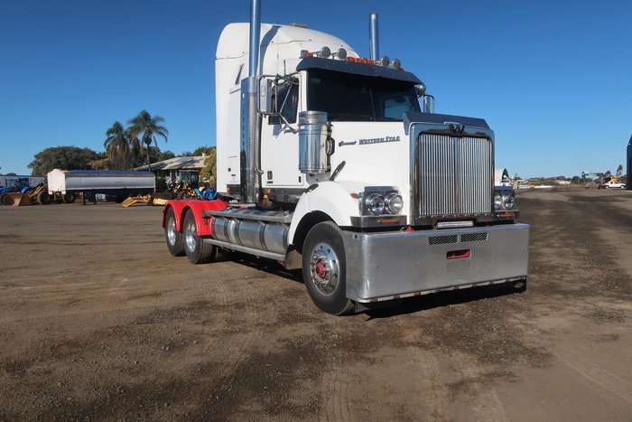 2018 Western Star 4800 Series 4800 FXB WHITE