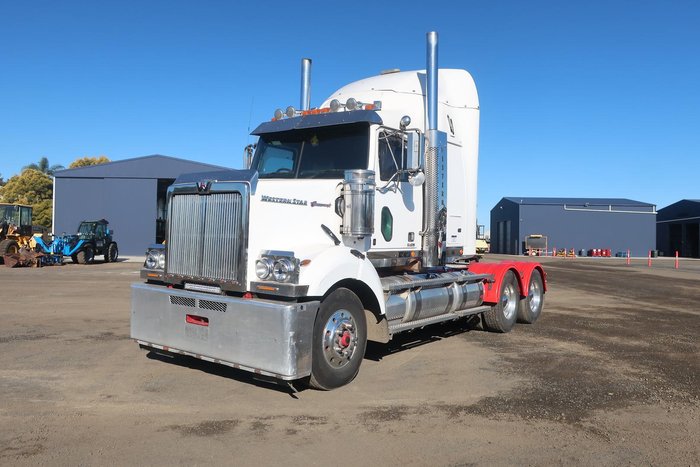 2018 Western Star 4800 Series 4800 FXB WHITE