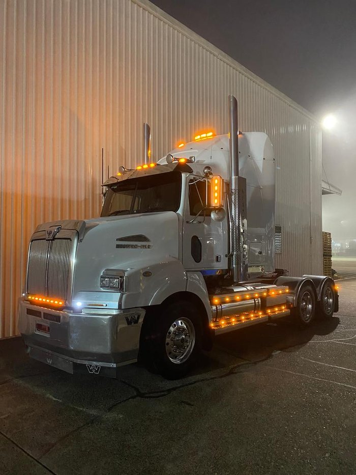 2016 Western Star 5800 Series 5864 White