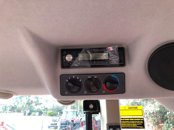 0 Massey Ferguson 4707 C-4 Cab Tractor 4Wd Quicke Loader 75Hp RED