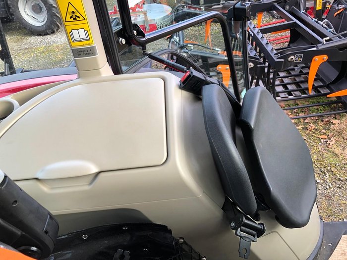 0 Massey Ferguson 4707 C-4 Cab Tractor 4Wd Quicke Loader 75Hp RED