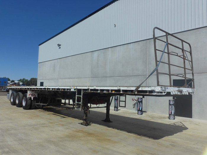 2005 Haulmark Flat Top Extendable