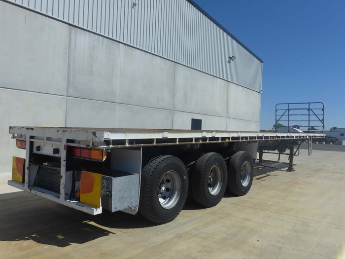 2005 Haulmark Flat Top Extendable