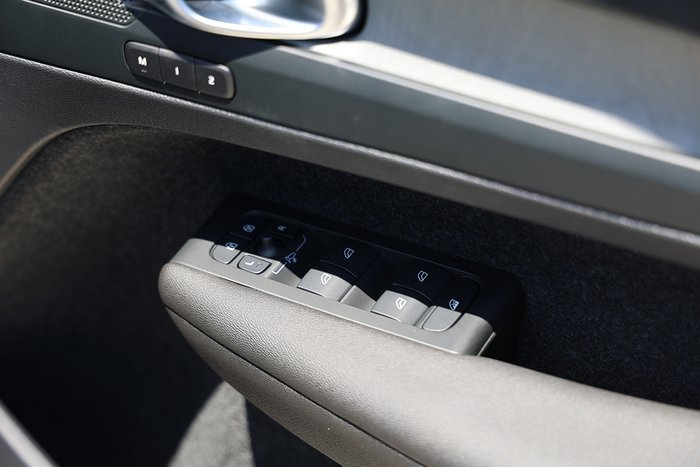 2025 Volvo XC40 Plus B4