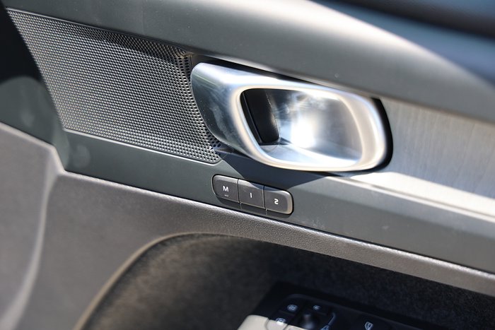 2025 Volvo XC40 Plus B4