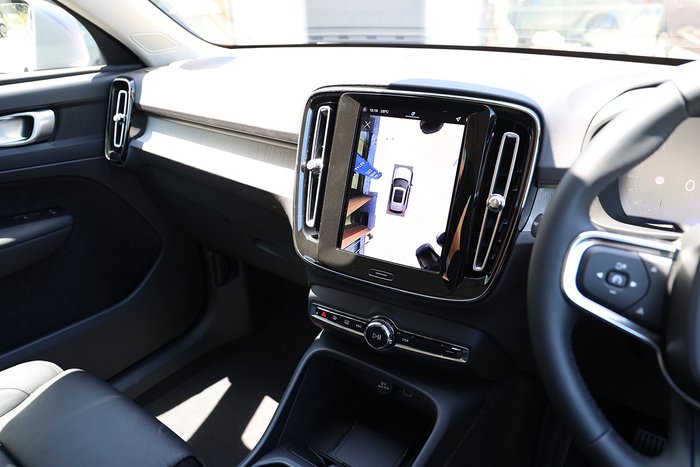 2025 Volvo XC40 Plus B4