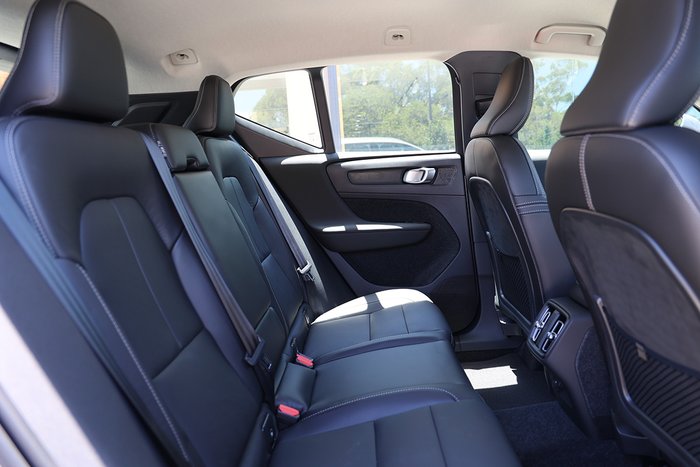 2025 Volvo XC40 Plus B4