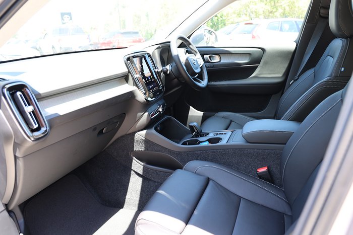 2025 Volvo XC40 Plus B4