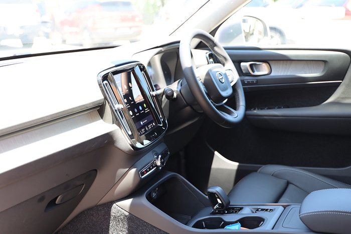 2025 Volvo XC40 Plus B4