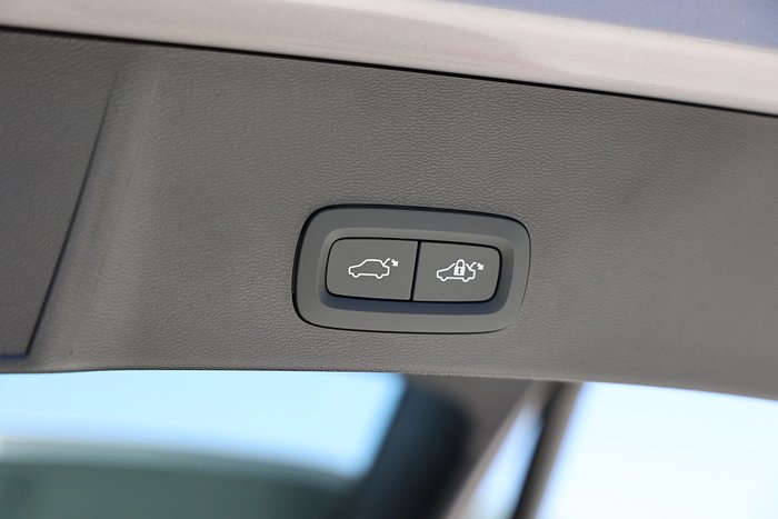 2025 Volvo XC40 Plus B4