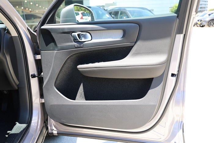 2025 Volvo XC40 Plus B4