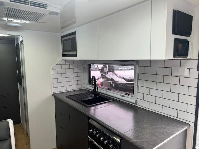 2023 Red Centre OASIS 22.6 Family Van