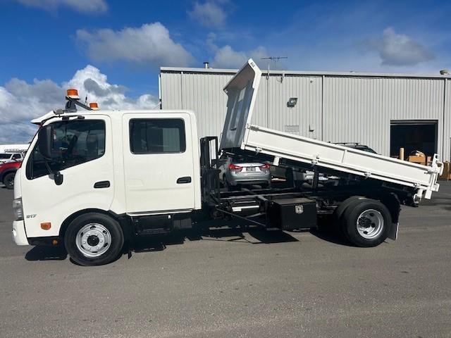 2014 Hino 300 917 917, DUAL CAB, MANUAL, 3 WAY TIPPER, X SHIRE