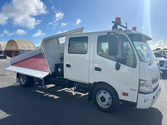 2014 Hino 300 917 917, DUAL CAB, MANUAL, 3 WAY TIPPER, X SHIRE