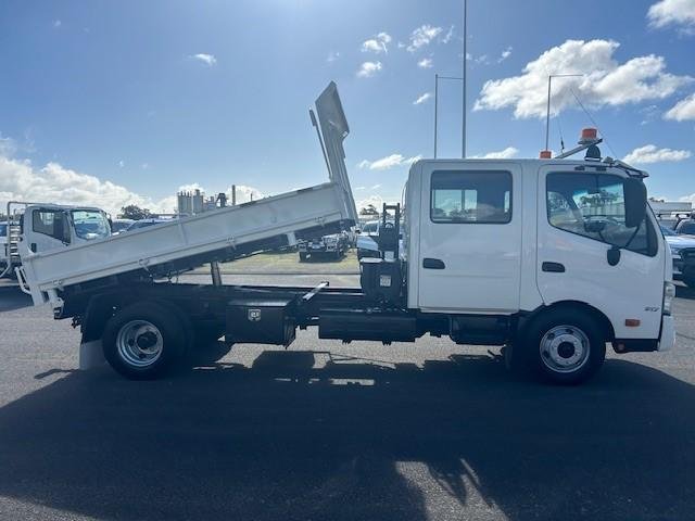 2014 Hino 300 917 917, DUAL CAB, MANUAL, 3 WAY TIPPER, X SHIRE