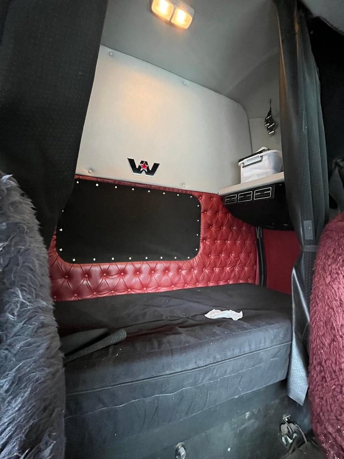 2018 Western Star 4864Fxb White