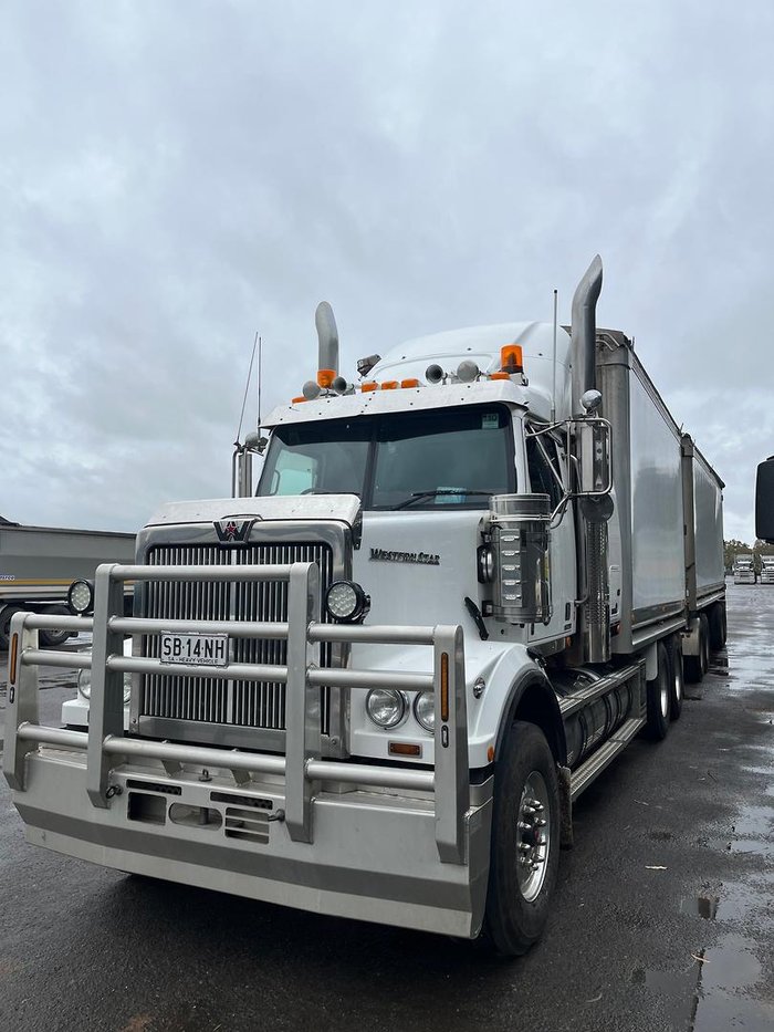 2018 Western Star 4864Fxb White