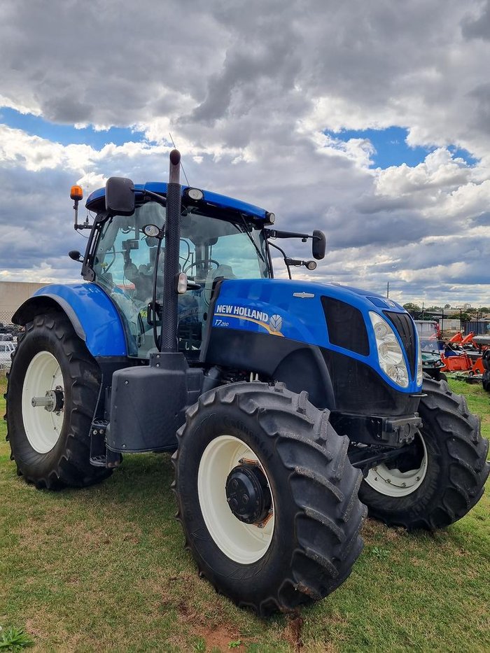 New Holland T7-200
