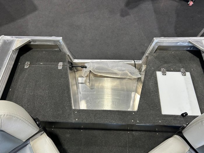 2025 Stacer 429 Outlaw Side Console