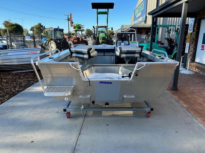 2025 Stacer 429 Outlaw Side Console