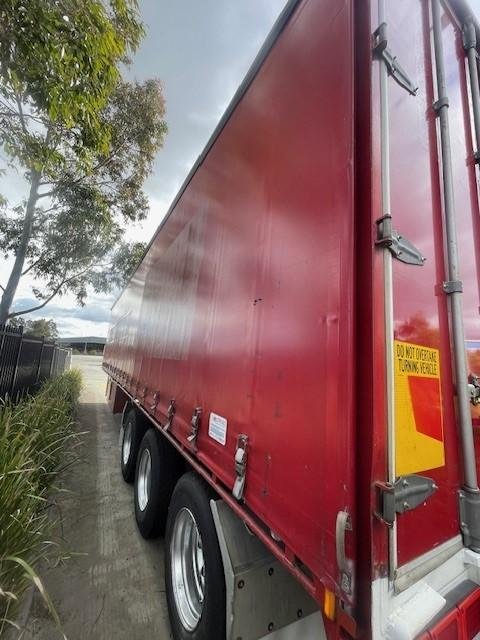 2013 Krueger 22P Straight Curtain Sider Red