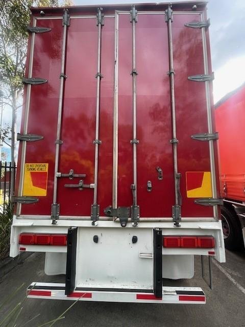 2013 Krueger 22P Straight Curtain Sider Red