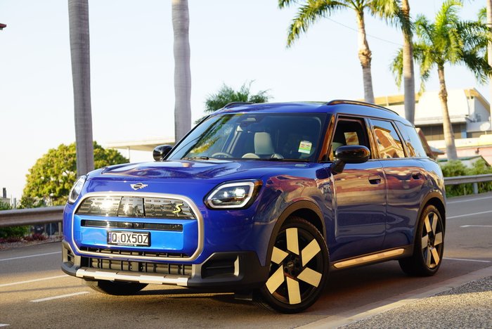 2024 MINI Countryman SE Favoured