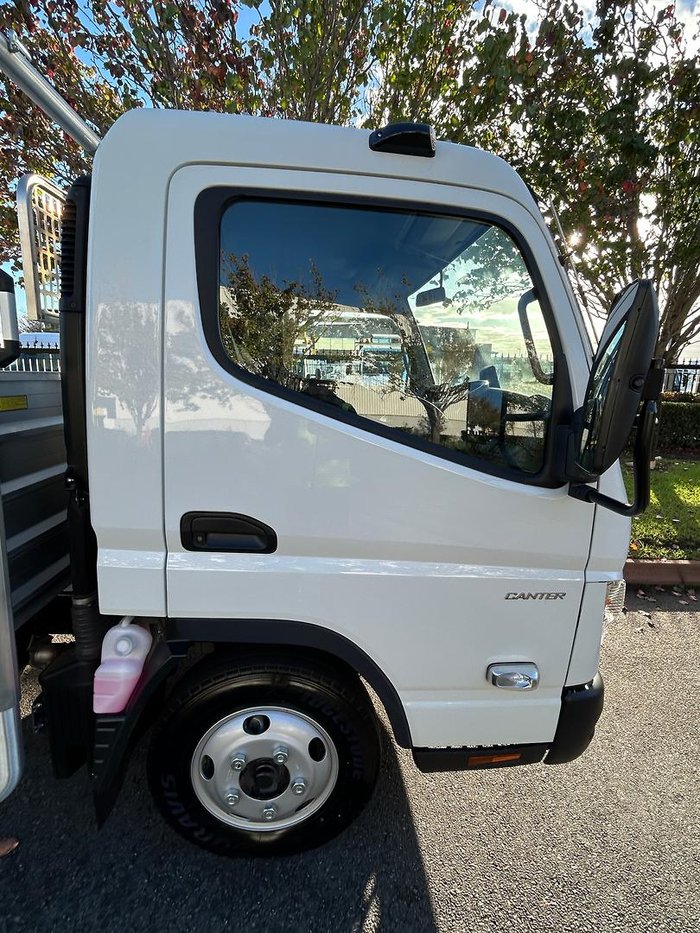 2025 Fuso 515 Canter . White