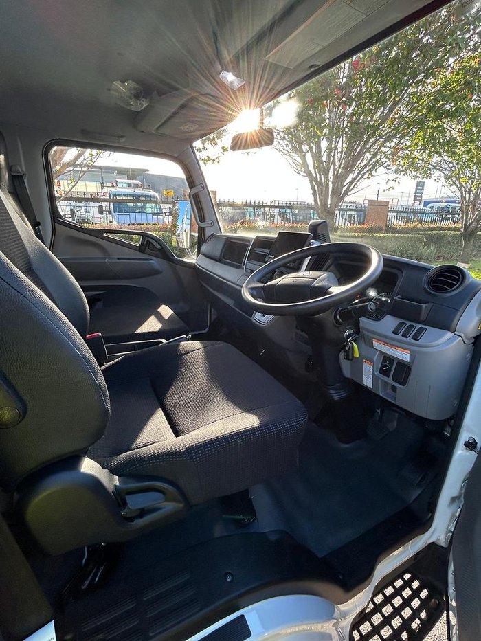 2025 Fuso 515 Canter . White