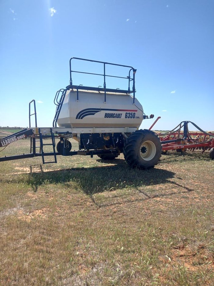 2011 Bourgault 8810