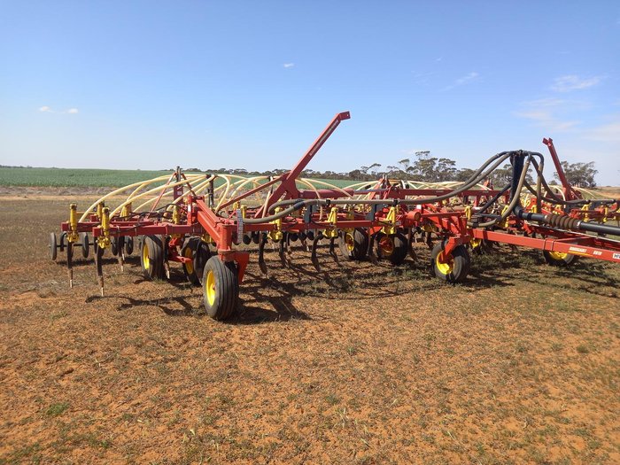 2011 Bourgault 8810