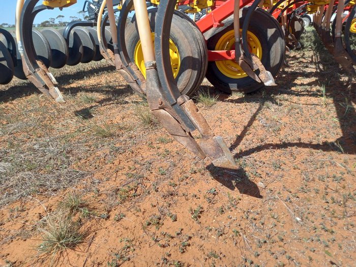 2011 Bourgault 8810