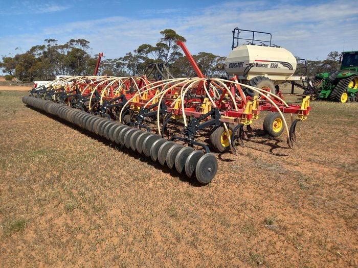 2011 Bourgault 8810