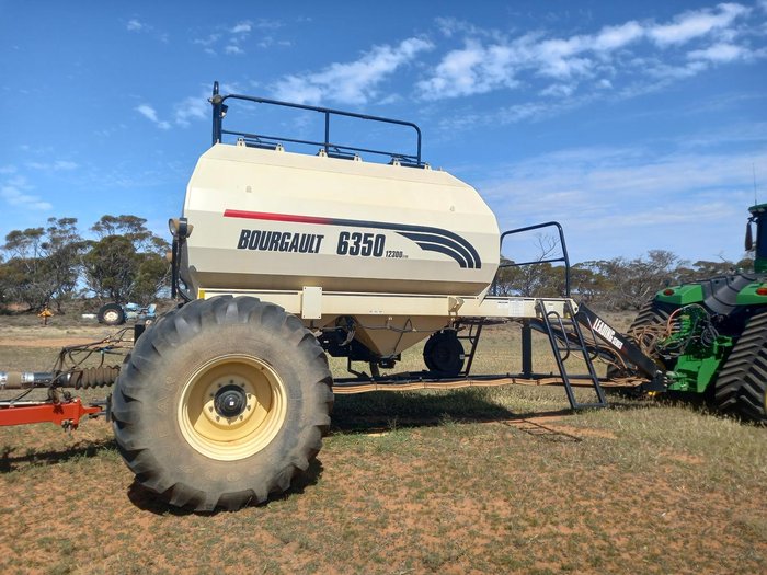 2011 Bourgault 8810