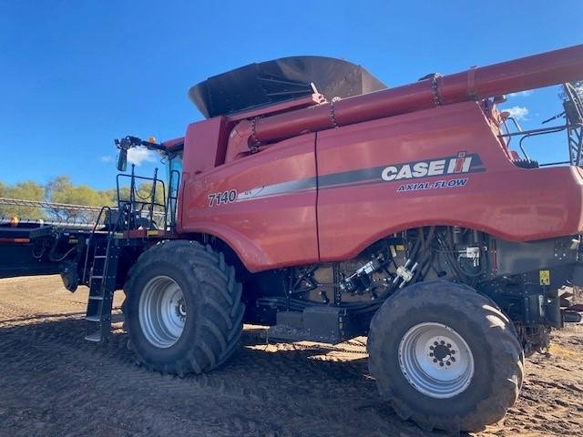 2016 CASE IH 7140 Axial Flow Combine Harvester red