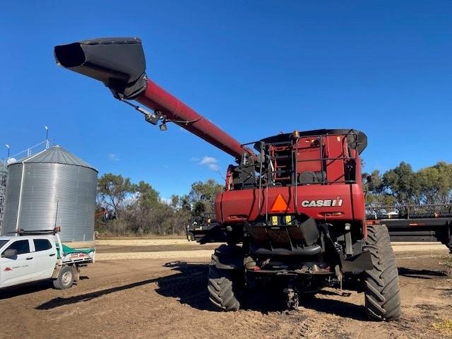 2016 CASE IH 7140 Axial Flow Combine Harvester red