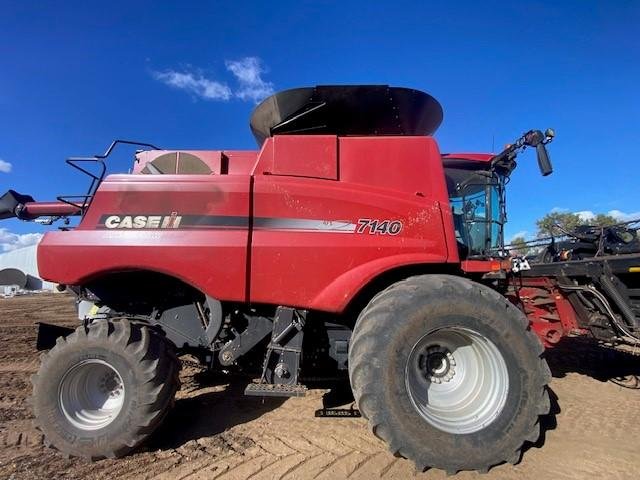 2016 CASE IH 7140 Axial Flow Combine Harvester red