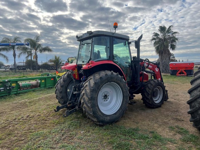 2011 Massey Ferguson 5435 Dyna 4 Red