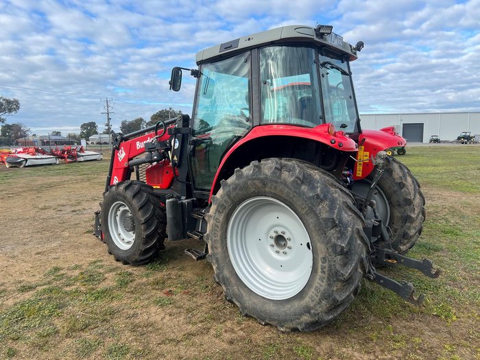 2011 Massey Ferguson 5435 Dyna 4 Red