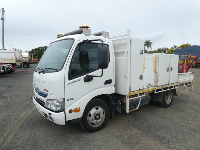 2018 Hino 300 Series WHITE