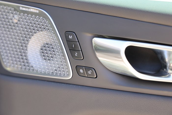 2025 Volvo XC60 Ultra T8 Plug-In Hybrid Dark