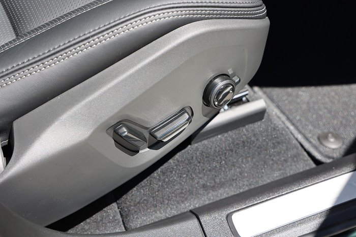 2025 Volvo XC60 Ultra T8 Plug-In Hybrid Dark